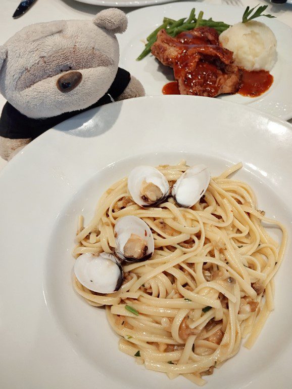 KLOVE Cruise 2024 Day 4 Lunch - Linguini with Clams (Garlic, chili pepper and parsley in extra virgin olive oil)