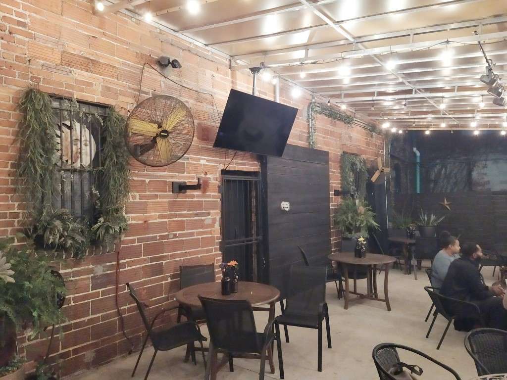 Hyperion Brewing Company Jacksonville Florida - Seats at outdoor beer garden