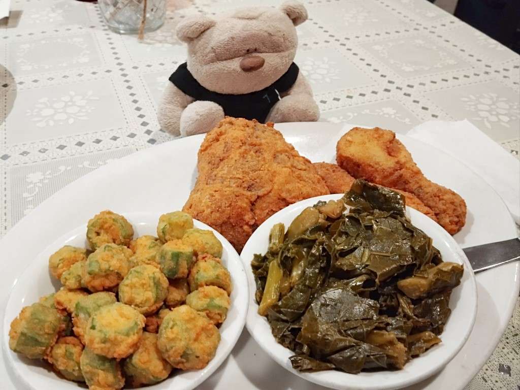 Gillie's Seafood Charleston - 酪乳炸雞配炸秋葵和領子蔬菜