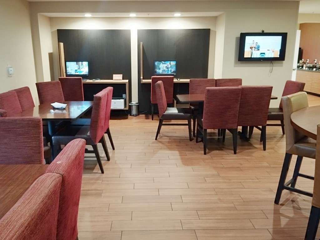 TownePlace Suites by Marriott Charleston West Ashley - Business Area next to the Breakfast Area