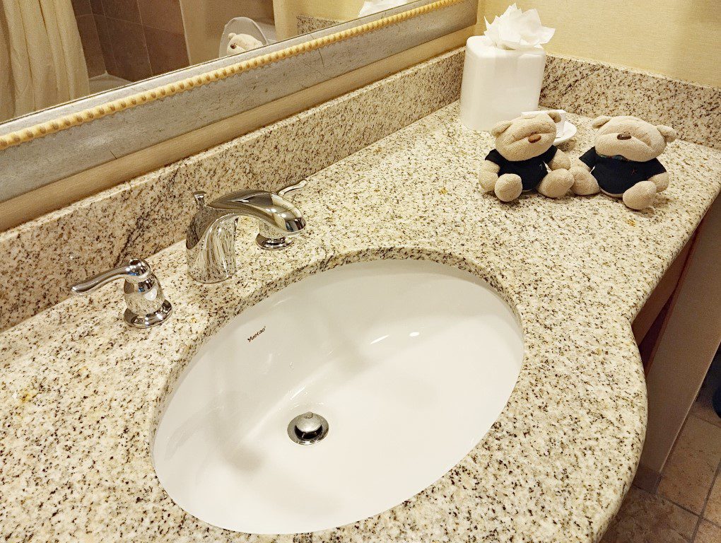 Hampton Inn & Suites Charlotte Arrowood Road Review - Bathroom