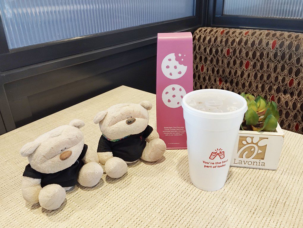 2bearbear trying the Chick-fil-A deluxe 