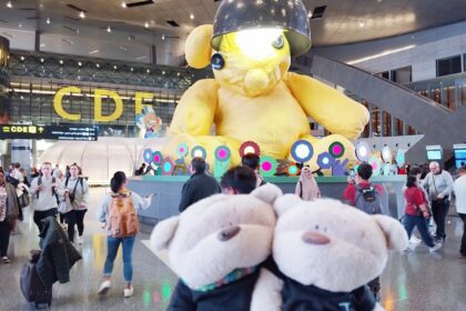 Untitled Lamp Bear at Doha International Airport with 2bearbear