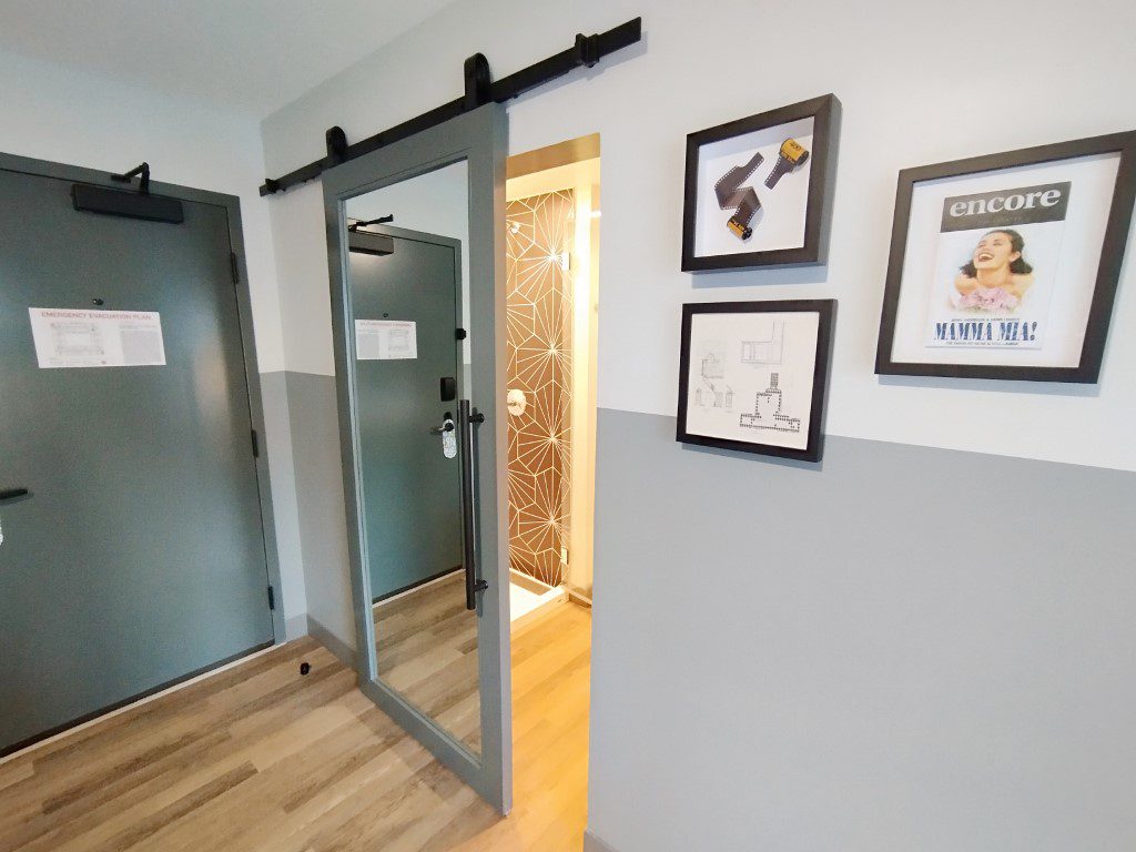 The Cozy Room at The Darwin Hotel Atlanta - Barn Door to the Toilet