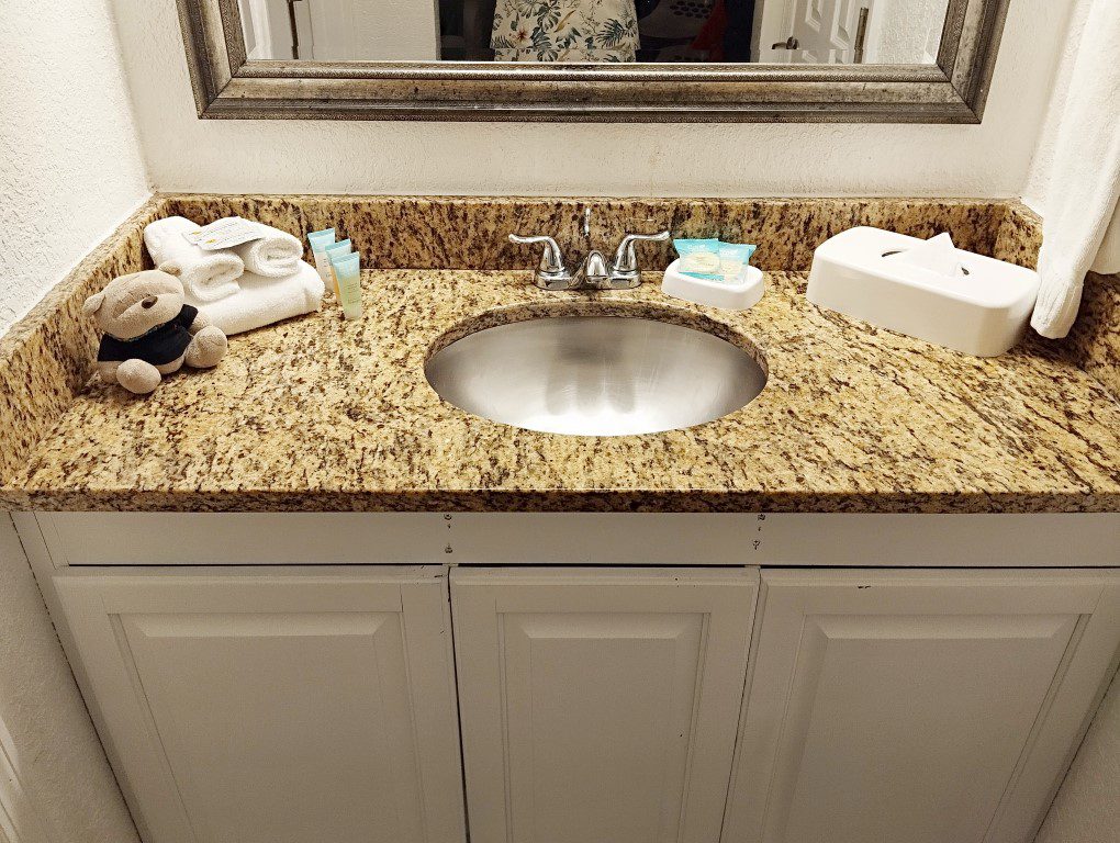 Park Royal Orlando Deluxe Room - Sink, mirror and amenities