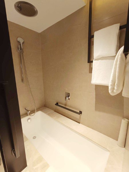 Swissotel The Stamford Hotel Signature Suite - Large Bath Tub