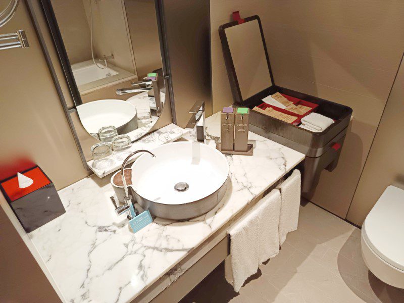 Swissotel The Stamford Hotel Signature Suite - Toilet Amenities