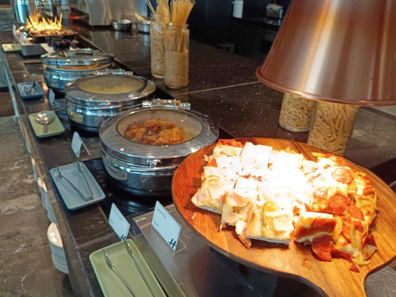 Holiday Inn Johor Bahru Dinner Buffet Dine @ Eight - Pizza