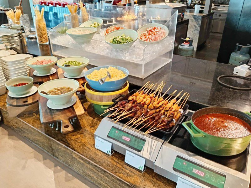 Holiday Inn Johor Bahru Dinner Buffet Dine @ Eight - Satay and condiments