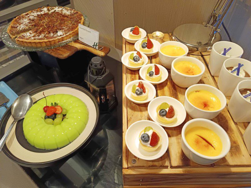 Holiday Inn Johor Bahru Dinner Buffet Dine @ Eight - Desserts Pudding and Creme Brulee