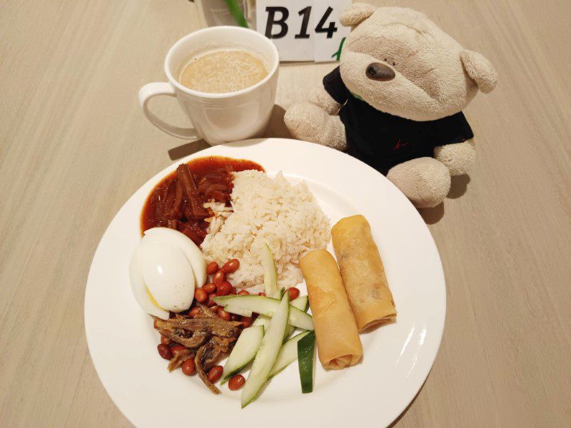 Holiday Inn Johor Bahru Breakfast Buffet at Dine @ Eight - Nasi Lemak and springrolls