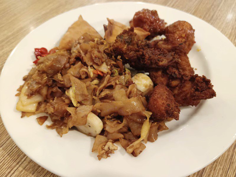 Breakfast Buffet Impiana Ipoh Hotel - Fried Kway Trow with Chicken and Samosas