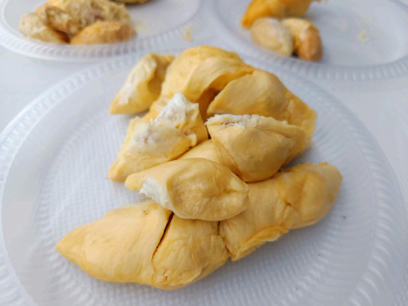 Our first round of durians at Durian Buffet Giant Tampines - Beautiful bright yellow colours